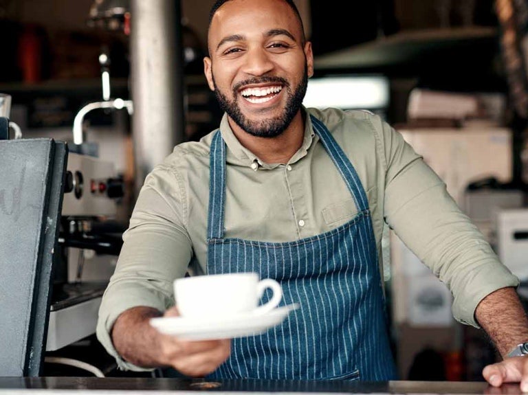Joven atendiendo su cafetería