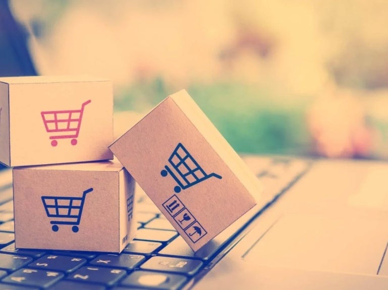 Cajas de compra sobre el teclado de un computador portátil