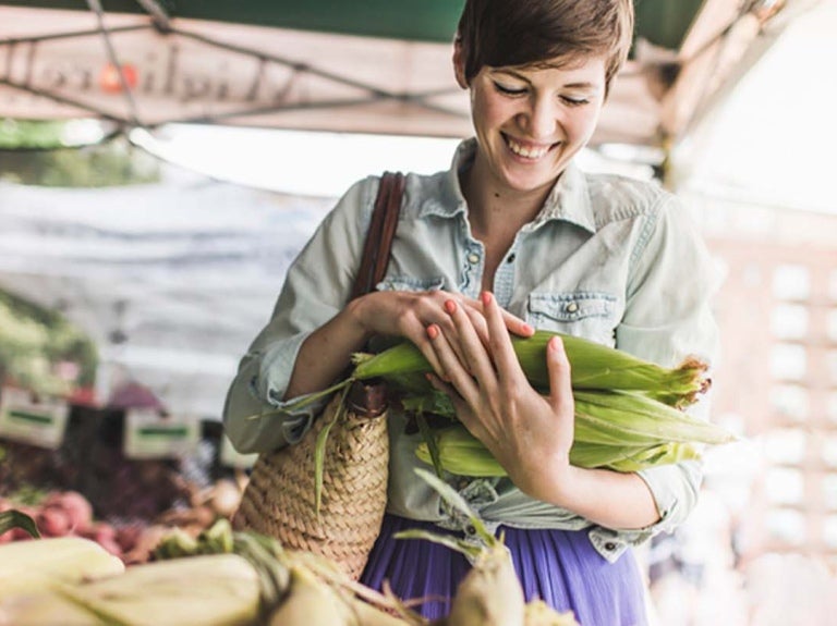 Mujer eligiendo productos de un mercado local