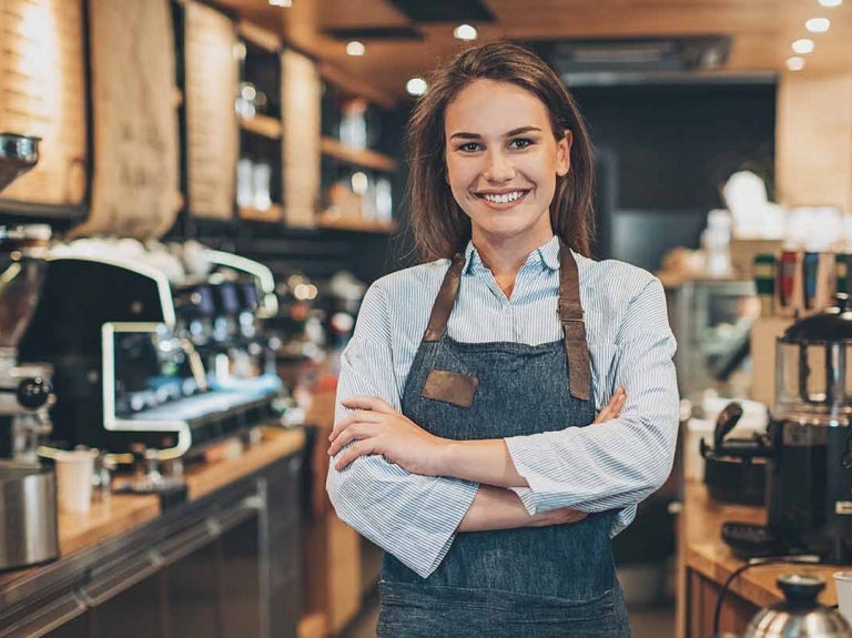 Mujer atendiendo su cafetería