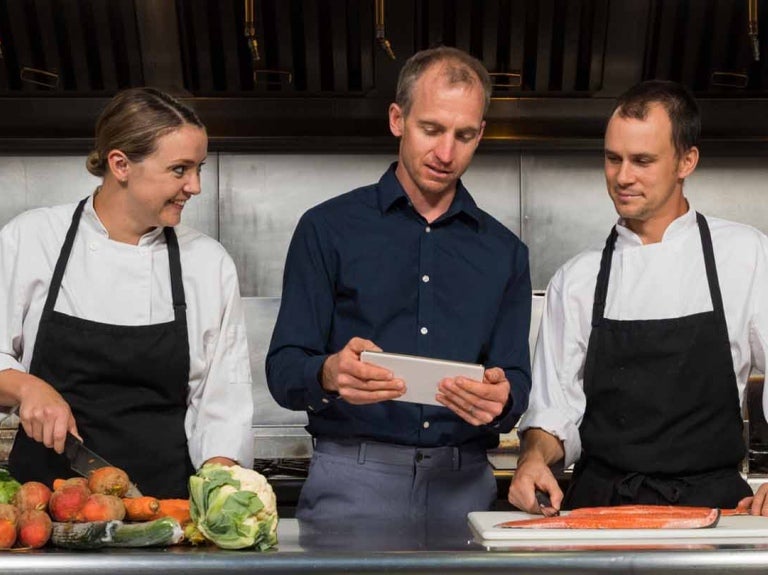Chefs y gerente de inventario gestionando órdenes de compra