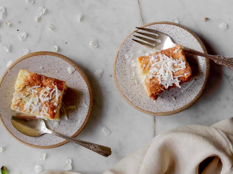 Trozos de torta de tres leches sin gluten