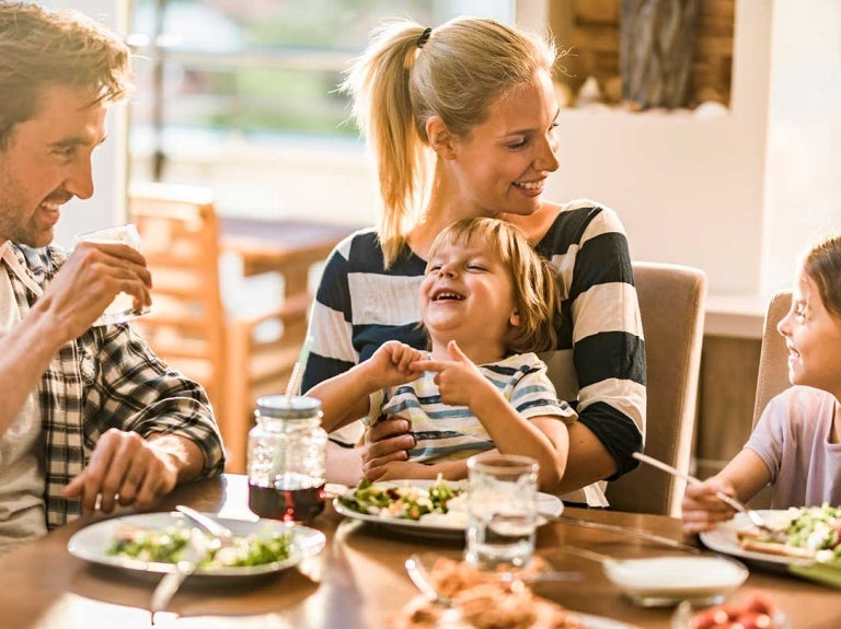 Familia disfruta de un brunch mientras celebran el día de la madre