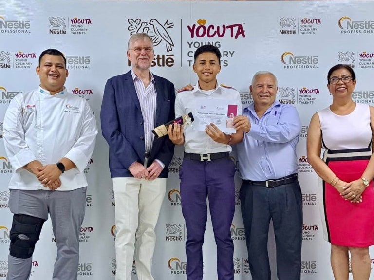 Hombre joven graduado por el programa YOCUTA acompañado de tres hombres y una mujer mientras sonríen