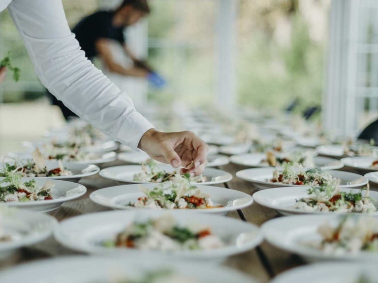 Chef emplata una serie de preparaciones para hacer un servicio de catering en eventos corporativos