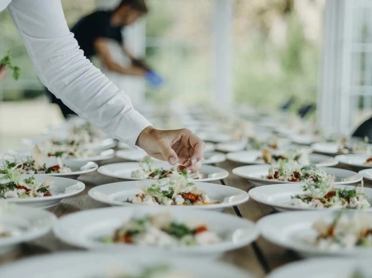 Chef emplata una serie de preparaciones para hacer un servicio de catering en eventos corporativos