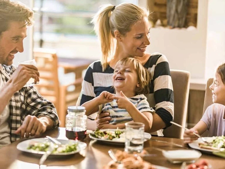 Familia disfruta de un brunch mientras celebran el día de la madre