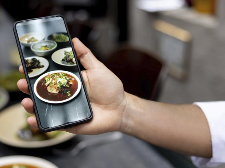 Experto en food styling muestra la fotografía tomada de las preparaciones de un negocio para subir a redes sociales