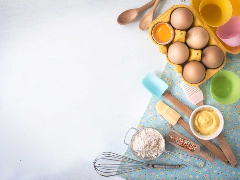 Espátulas, batidor, moldes para cupcakes, cucharas, tamiz, brocha, entre otros utensilios de repostería