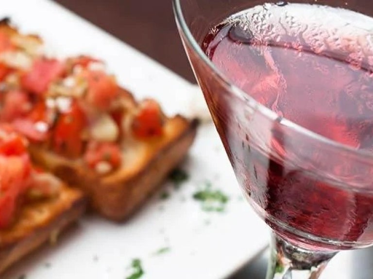 Un martini y bruschettas en un plato