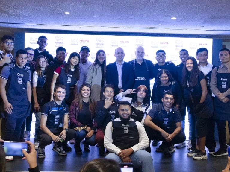 Personas posando para foto en un evento del Programa Jóvenes Baristas de NESTLÉ® PROFESSIONAL®
