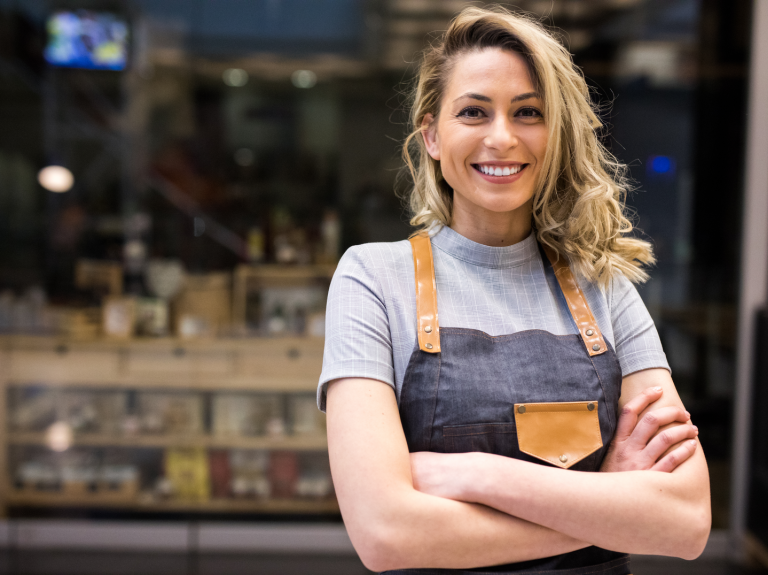 Barista al frente de su café