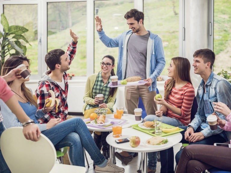 grupo de estudiantes en su cafetería