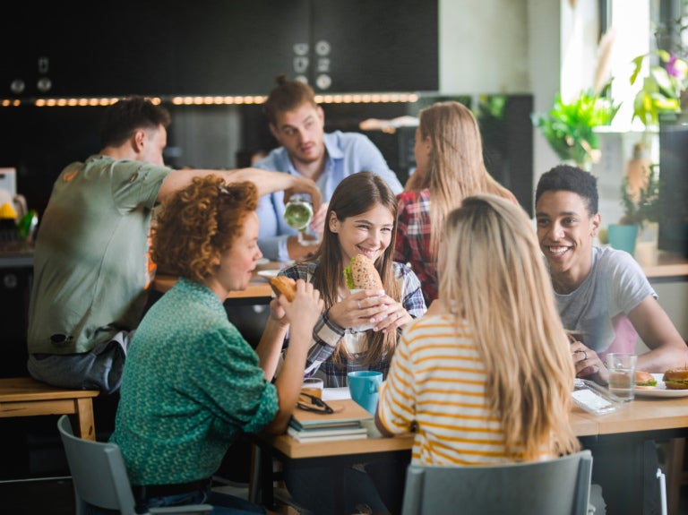Un grupo de jóvenes comparte un break en la cafetería de su universidad