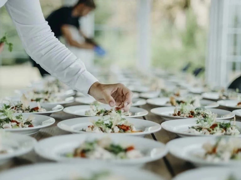 Chef emplata una serie de preparaciones para hacer un servicio de catering en eventos corporativos