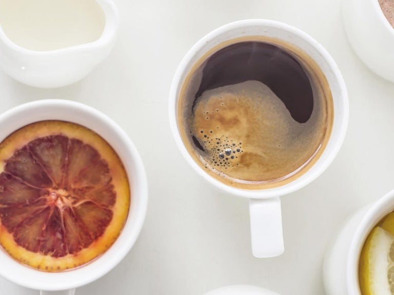 Cinco diferentes cafés de sabores preparados con diversos ingredientes