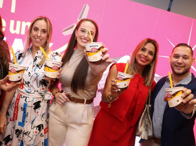 Grupo de personas sosteniendo vasos de helado, celebrando el lanzamiento del nuevo McFlurry KitKat de McDonald's y NESTLÉ®