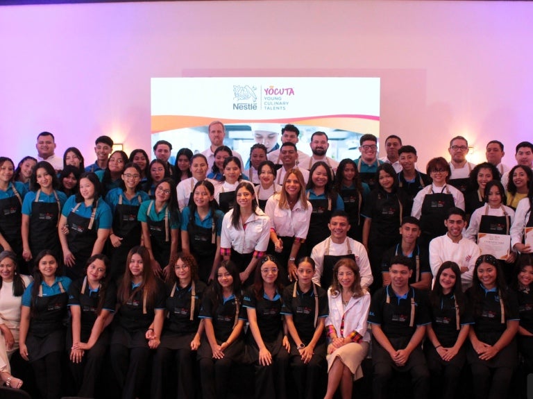 Grupo de jóvenes reunidos para una fotografía en el evento Programa Jóvenes Talentos Culinarios de NESTLÉ® Honduras.