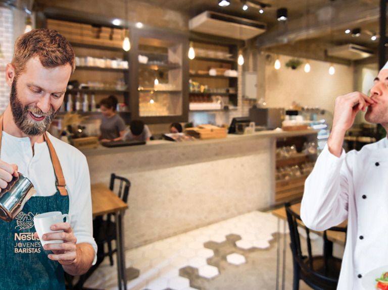 joven barista haciendo arte latte junto a un chef en una confitería