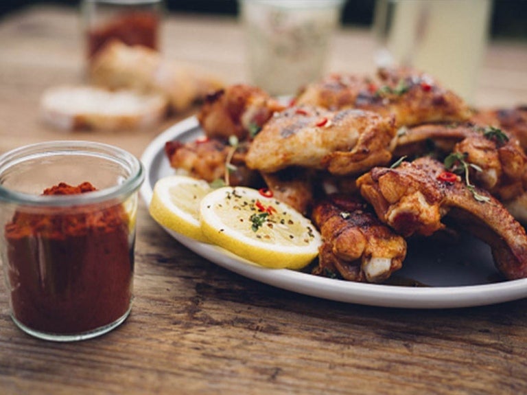Un de plato de pollo con especias, limón y paprika