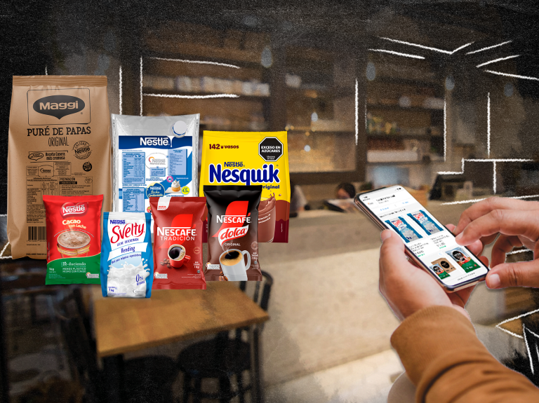 Mano de hombre con un celular que esta en la página de la tienda en línea de Nestlé Professional junto a algunos productos