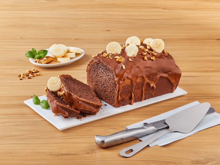 Pound Cake decorado con una capa de chocolates, toppings y banano en rodajas adquiridos al por mayor