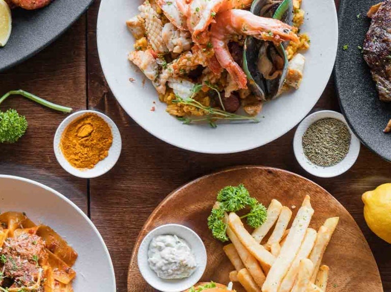 7 diferentes platos con comidas variadas como hamburguesas, bistec, risotto, camarones, etc.