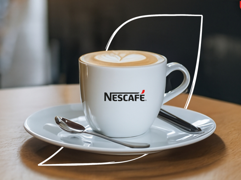Pocillo de café NESCAFÉ  sobre mesa de restaurante