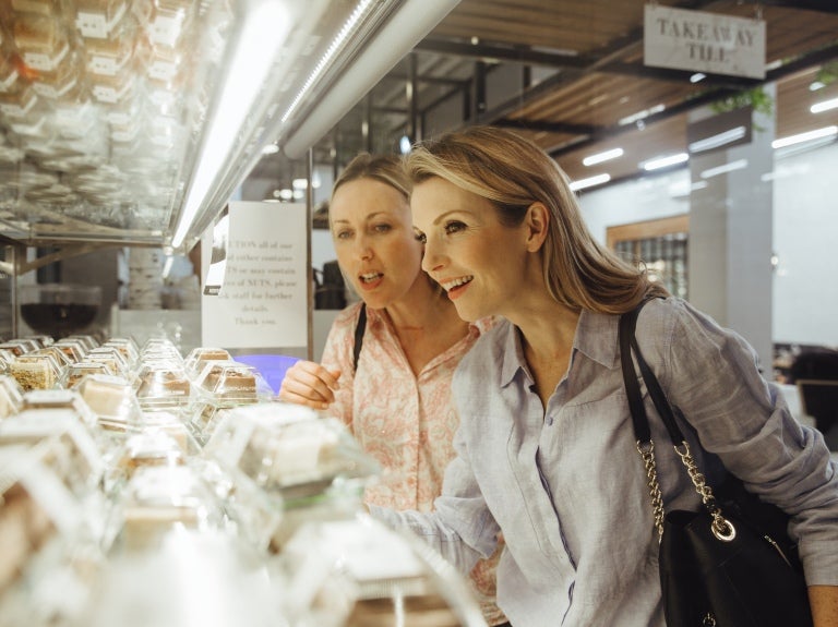 Dos mujeres eligiendo en un local alimentos que hacen parte de la tendencia Grab and Go