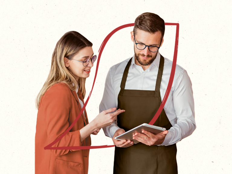 Mujer asesora a barista que sostiene una tablet