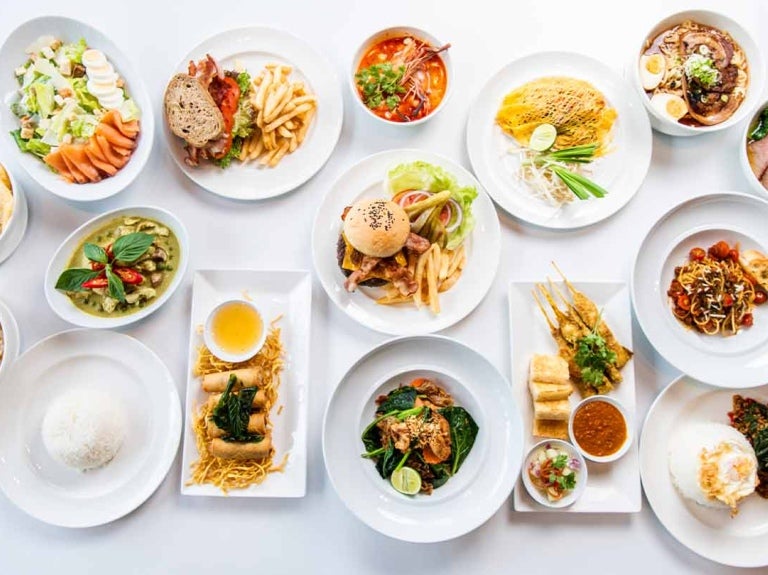 Comida mexicana, japonesa, coreana y de otros tipos de gastronomía servidas en una mesa blanca