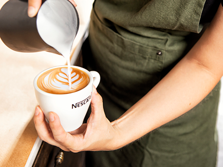 joven-barista-arte-latte-nescafe