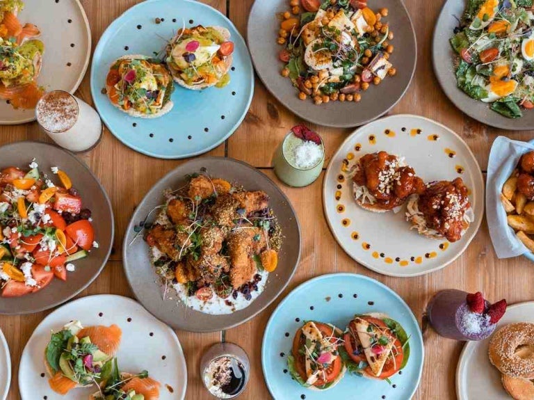 Varios platos y bebidas con comidas variadas para diferentes tipos de alimentación