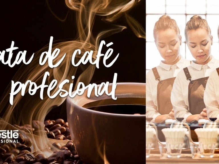 Banner sobre cata de café profesional, con una taza de café humeante y una barista preparando la bebida.