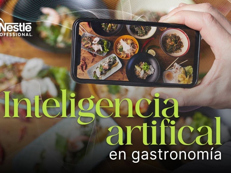 Banner de mano tomando una foto de platos con un celular, con el texto “Inteligencia artificial en gastronomía”