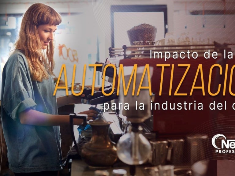 Barista opera una máquina de café en un entorno moderno que refleja la automatización