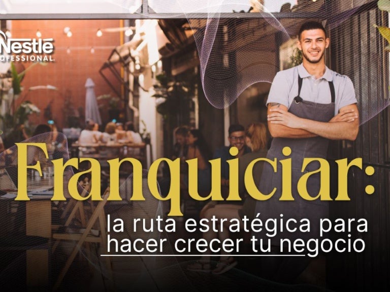Barista sonriendo frente a su negocio con el texto “Franquiciar: ruta estratégica”.