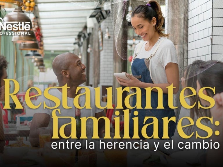 Mesera atiende con una sonrisa a sus comensales en un restaurante familiar moderno.