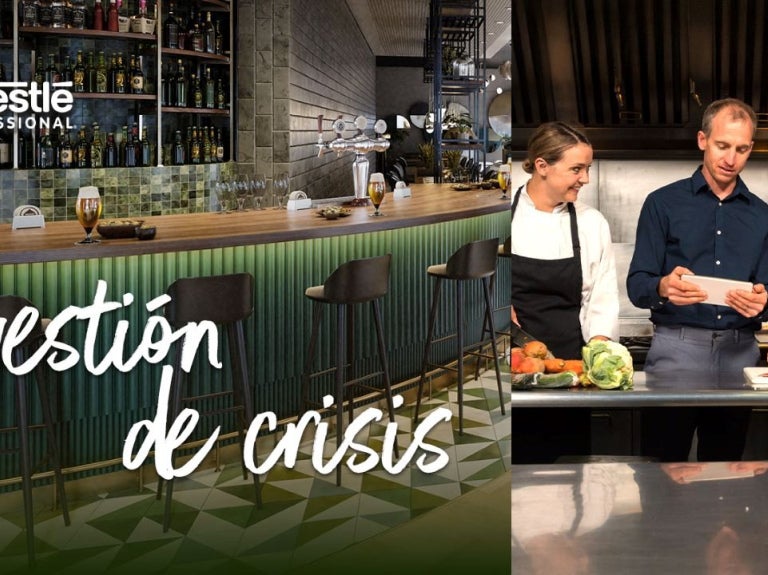 Restaurante con una barra y mobiliario moderno, al lado chefs planificando estrategias de gestión de crisis