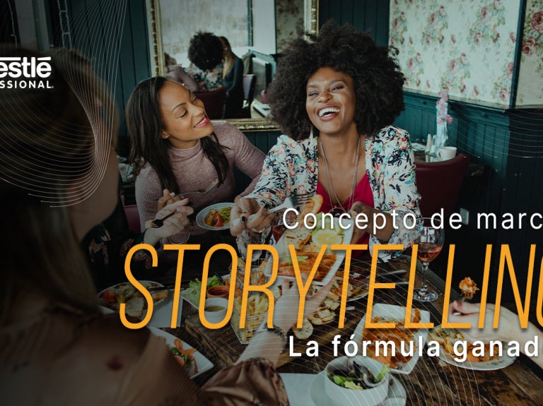 Grupo de personas compartiendo comida en un restaurante, ilustrando conexión y concepto de marca.