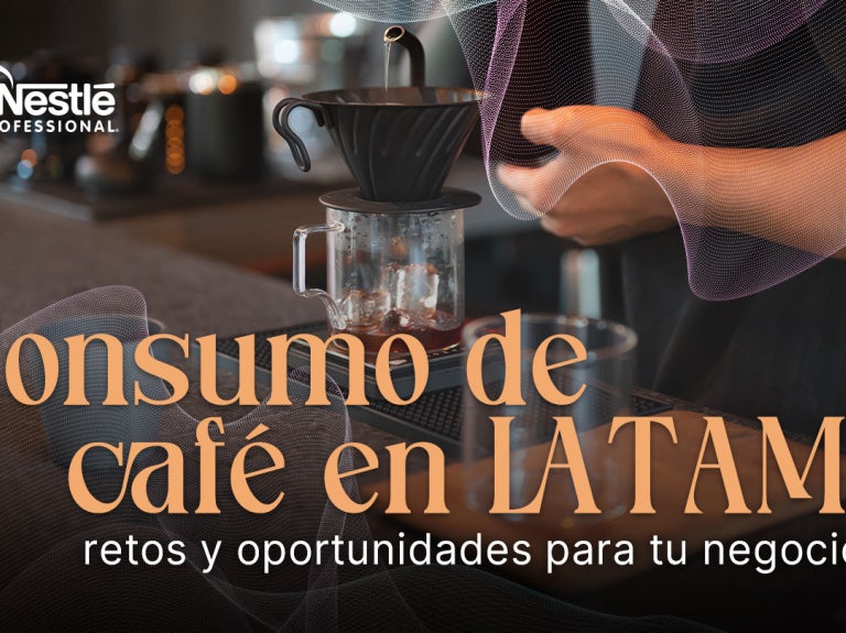 Barista preparando café filtrado en barra, representando tendencias del consumo de café en LATAM.