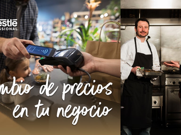 Persona realizando un pago sin contacto, al lado, en la cocina se conversa sobre cambio de precios