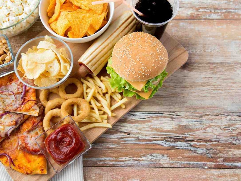 Menú para eventos masivos con comidas rápidas y snacks ideales para varias personas.