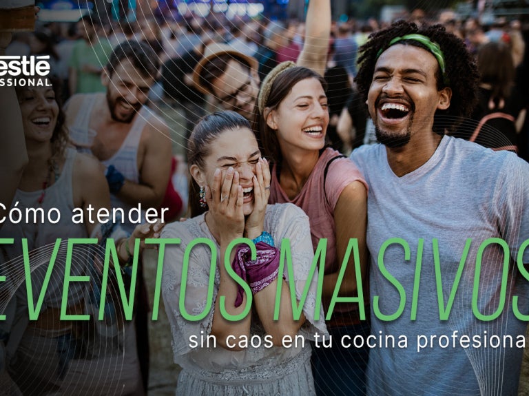 Grupo de personas disfrutando y sonriendo en medio de eventos masivos al aire libre.