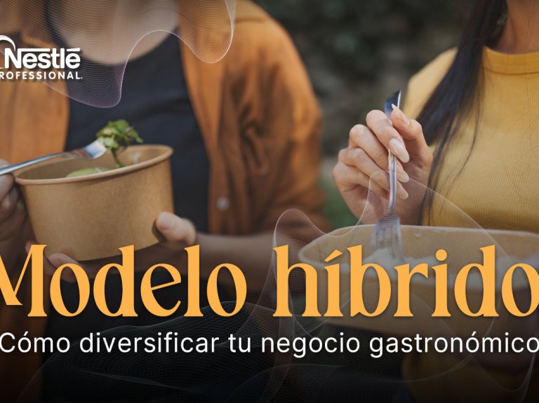 Personas compartiendo comida en un entorno casual que representa un modelo híbrido gastronómico.