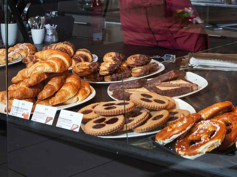 Una vitrina llena de panes y pasteles que ilustra la rotación de productos en una panadería.