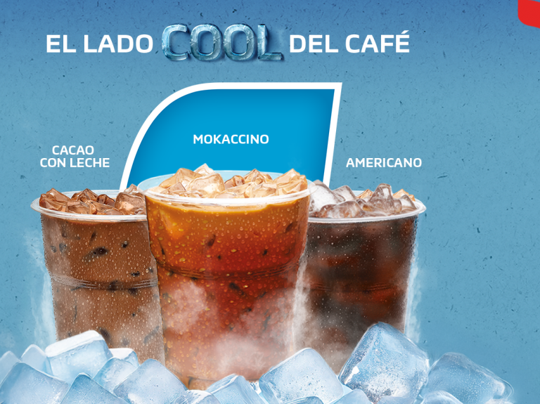 Publicidad de café helado con tres bebidas rodeadas de cubos de hielo.