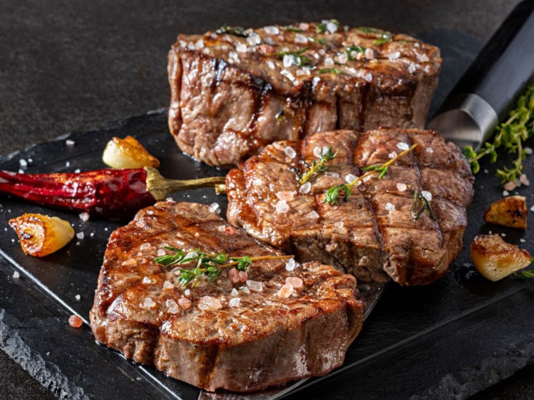 Parrilladas gourmet compuesta de tres filetes de carne.