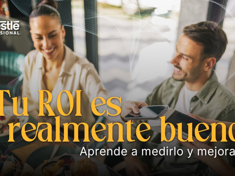 Pareja revisando una cuenta en restaurante mientras analizan resultados de ventas y pagos.