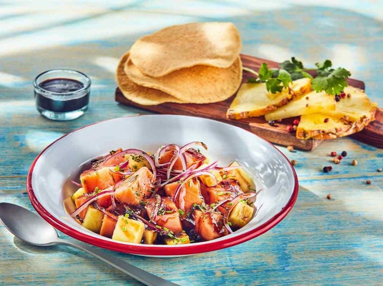Ceviche peruano de cocina fusión nikkei con pescado marinado, vegetales y presentación moderna